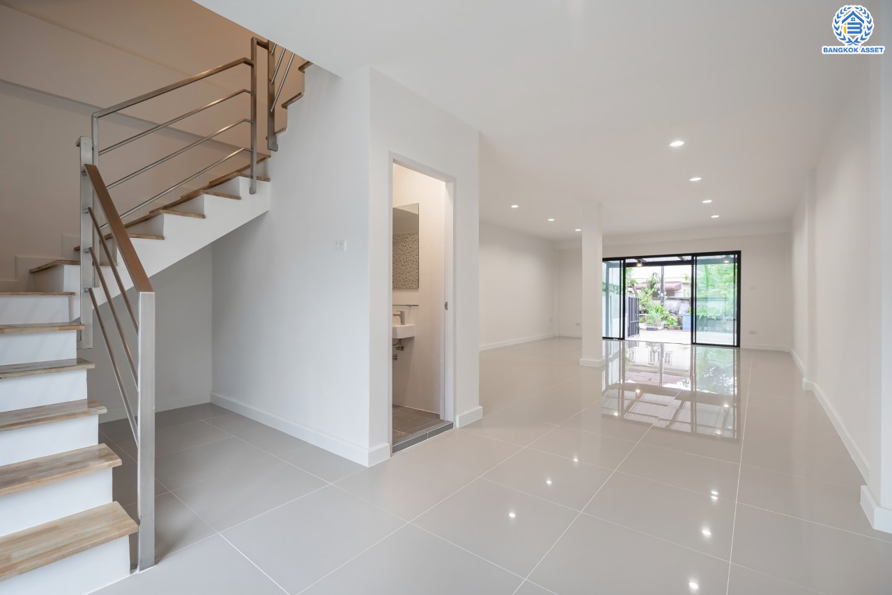 บ้านมือสองตกแต่งใหม่ ดีไซน์สวย ม.บ้านช่อชัยพฤกษ์ จรัญฯ-ปิ่นเกล้า เนื้อที่ 30.5 ตร.ว. ฟังก์ชัน 3 ห้องนอน 3 ห้องน้ำ จอดรถได้ 2 คัน รองรับทุกกิจกรรม บนทำเลเชื่อมต่อหลายเส้นทาง ใกล้จุดขึ้นทางด่วน "ศรีรัช" และรถไฟฟ้าสายสีแดง "สถานีบางบำหรุ"...